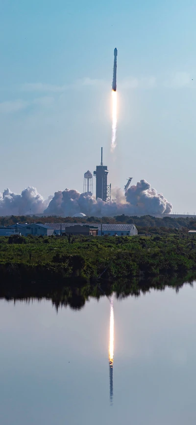 Запуск ракеты Falcon 9 отражается в спокойных водах