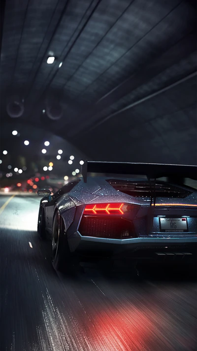 Lamborghini Aventador courant à travers un tunnel faiblement éclairé