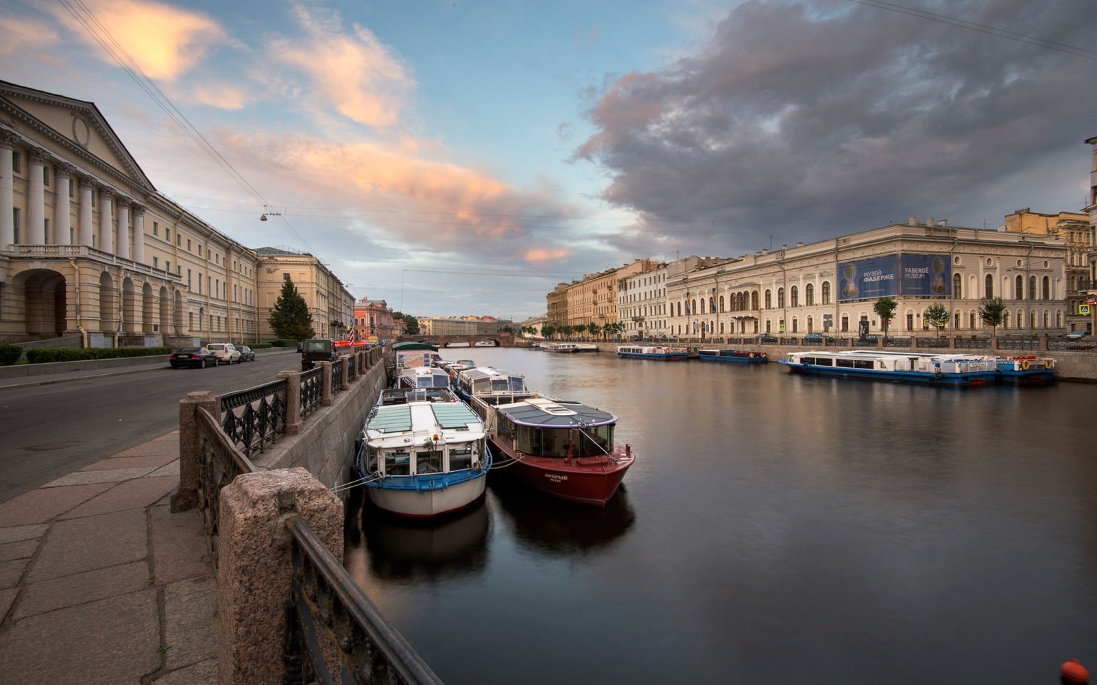 Barcos estão ancorados na água em um canal da cidade (palácio de inverno, transporte aquático, via navegável, canal, água)