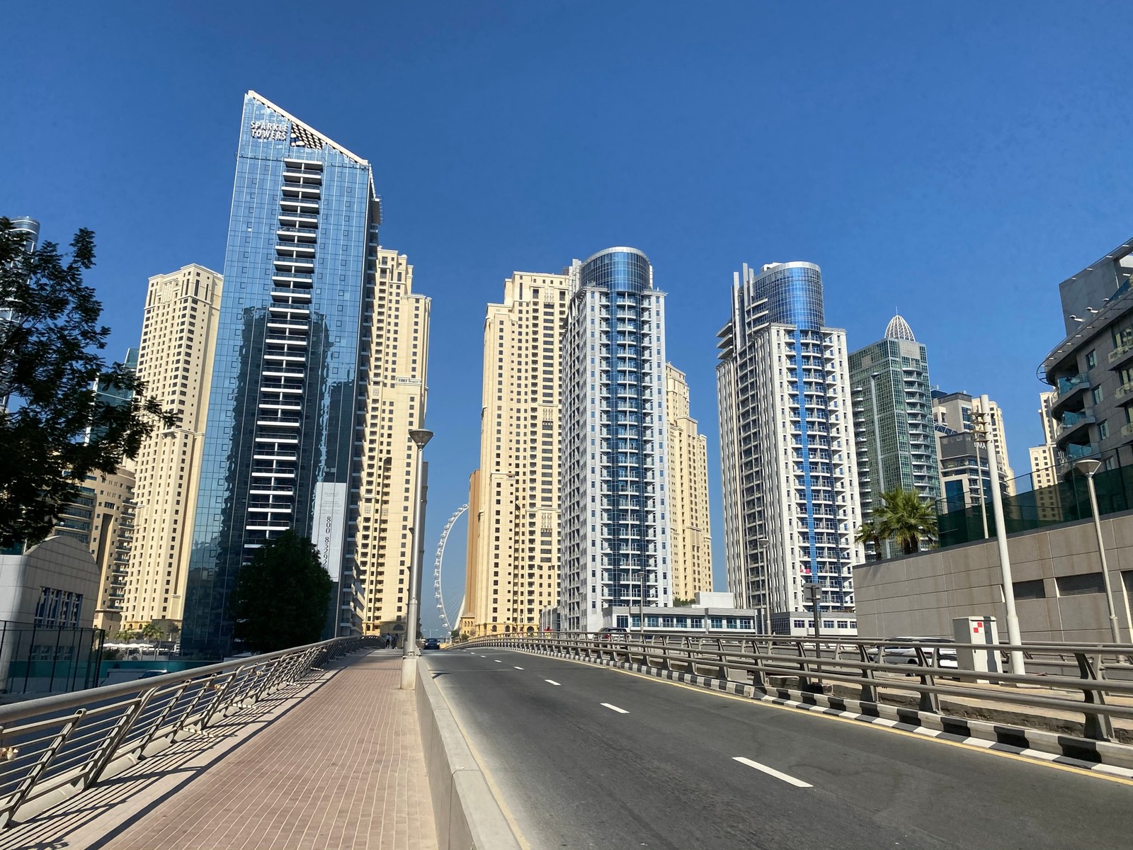 Скачать обои дубай, dubai, дорога, башенный блок, дневное время