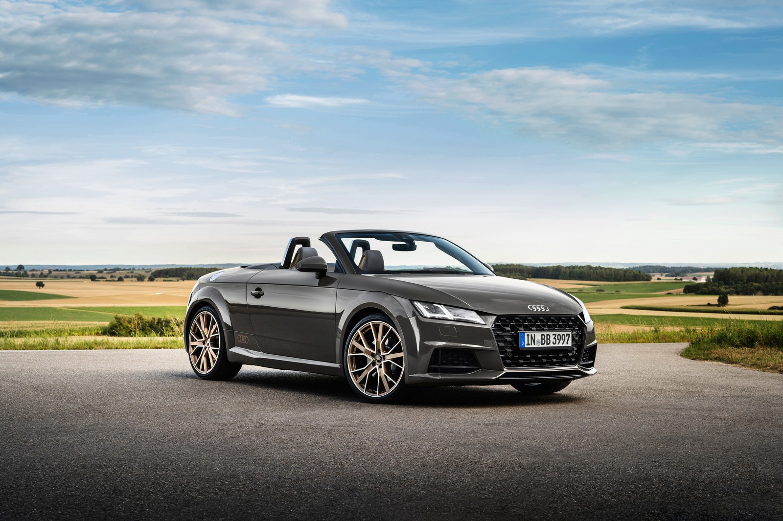 El audi tt roadster es un convertible con un aspecto deportivo (audi tt roadster selección de bronce, 2021, 5k, 8k, coches)