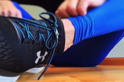 Elektrisch blaue Sportschuhe mit Fokus auf Fitness, kombiniert mit passenden blauen Leggings, die ein engagiertes Workout zeigen.