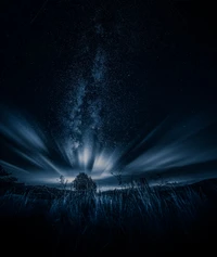 Ciel étoilé majestueux avec des aurores boréales sur un paysage sombre