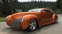 Hot Rod Lincoln laranja personalizado com design elegante e rodas cromadas