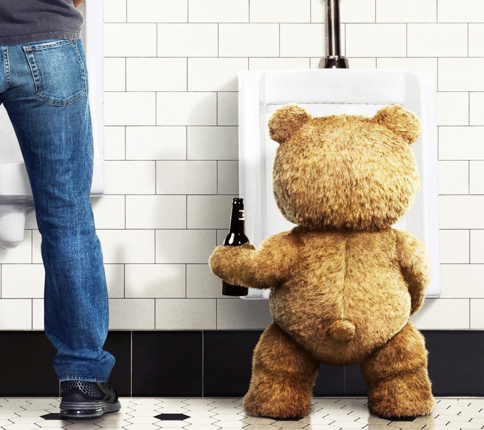 Ein teddybär steht neben einem urinal (bär, komödie, spaß, lustig, ted)