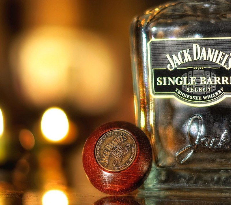 Рядом с деревянным шаром стоит бутылка виски jack daniels single barrel (крутой, напиток, джек даниэльс, jack daniels, жидкость)