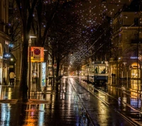 Lumières festives de la ville se reflétant sur les rues nocturnes pluvieuses