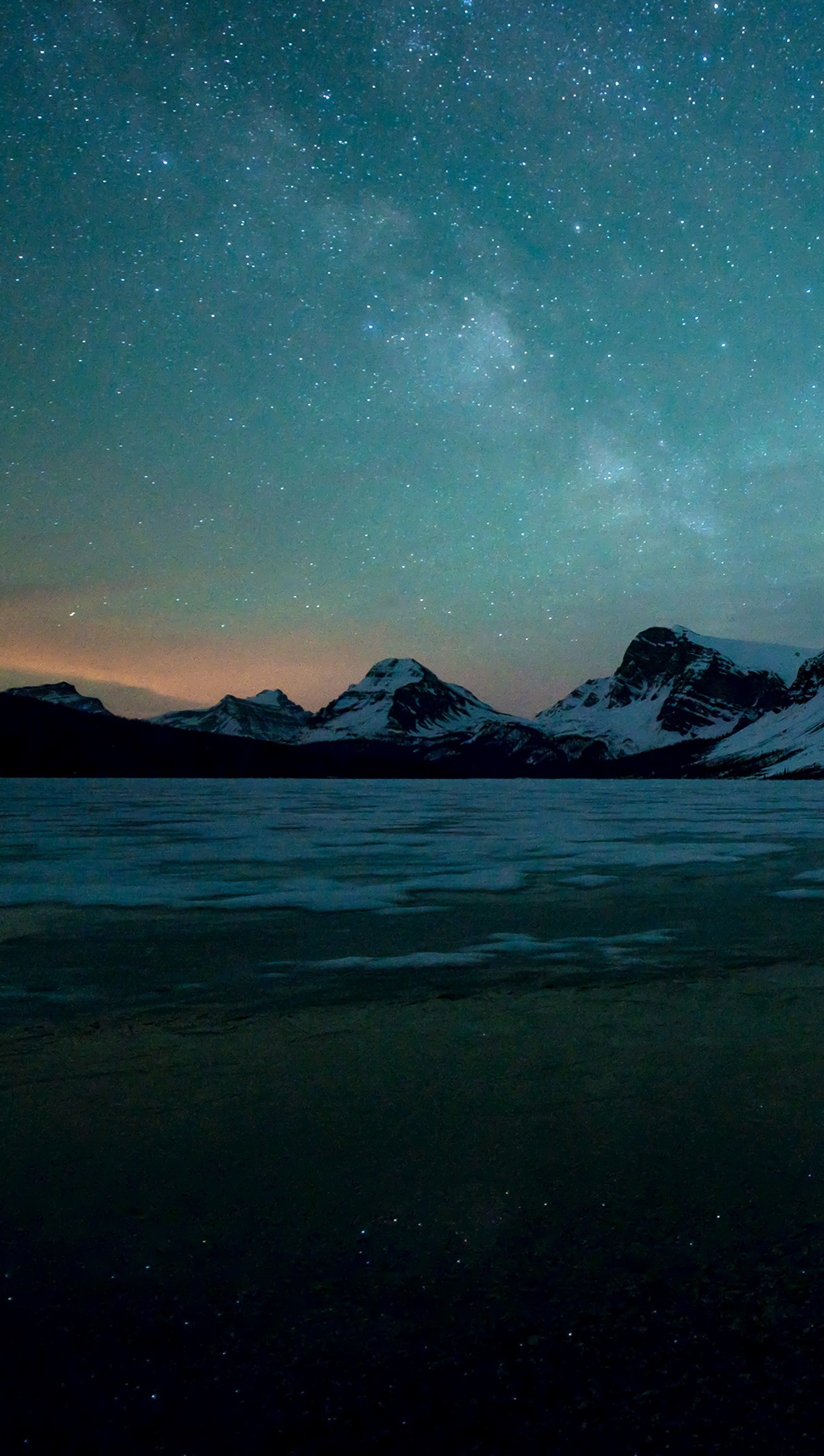 Céu estrelado sobre um lago congelado com montanhas ao fundo (paisagem, natureza, noite, estrelas)