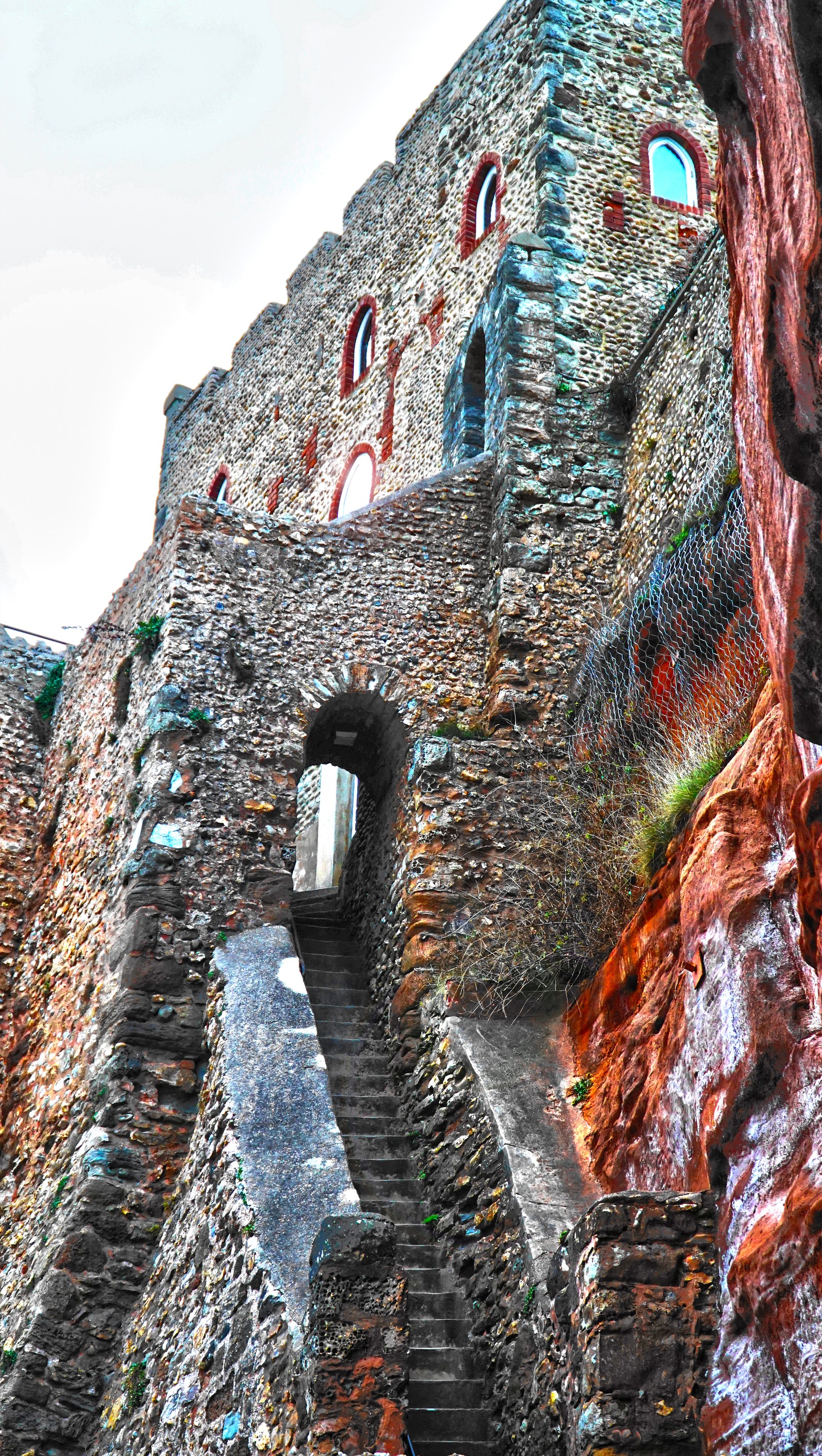 Un edificio de piedra con una escalera que lleva a él (arquitectónico, ladrillos, edificio, castillo, colores)