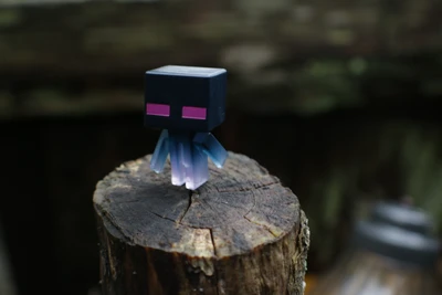 Figurita de Enderman en un tronco de madera - Minecraft