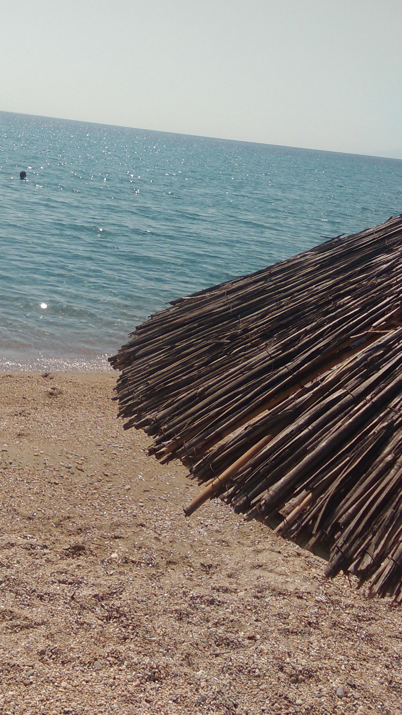 Пляж с соломенным зонтом и водоёмом (пляж, облака, sand and sea)