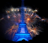 Eiffelturm, beleuchtet von spektakulärem Feuerwerk im Nachthimmel von Paris