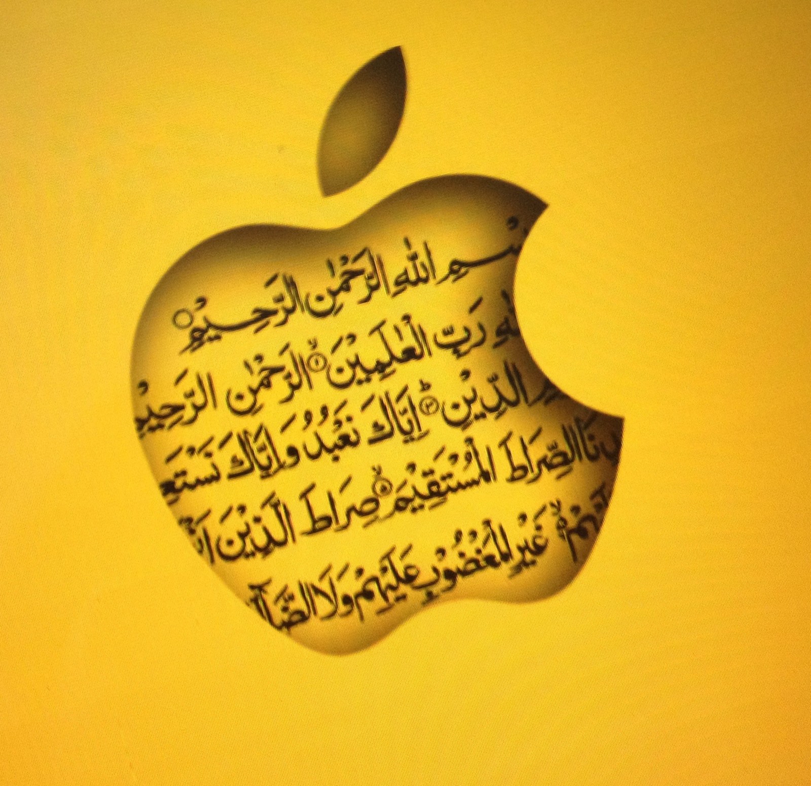 Um logotipo da apple com escrita árabe nele (islão, islam, papel de parede)