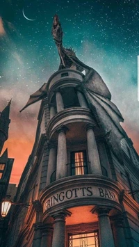 Banco Gringotts con dragón al anochecer en Callejón Diagon