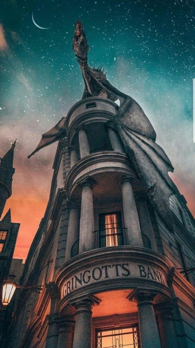 Крупный план здания с драконьей статуей на крыше (диагон аллея, diagon alley, дракон, гарри поттер, harry potter)