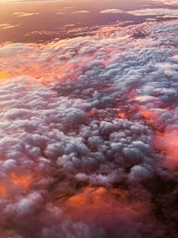 Resplandor de la tarde: Un horizonte hipnotizante de nubes cúmulo naranjas