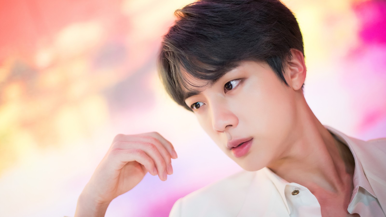 Gros plan d'un homme en chemise blanche sur un fond rose (jin, kim seok jin, bts, bangtan boys, kpop)