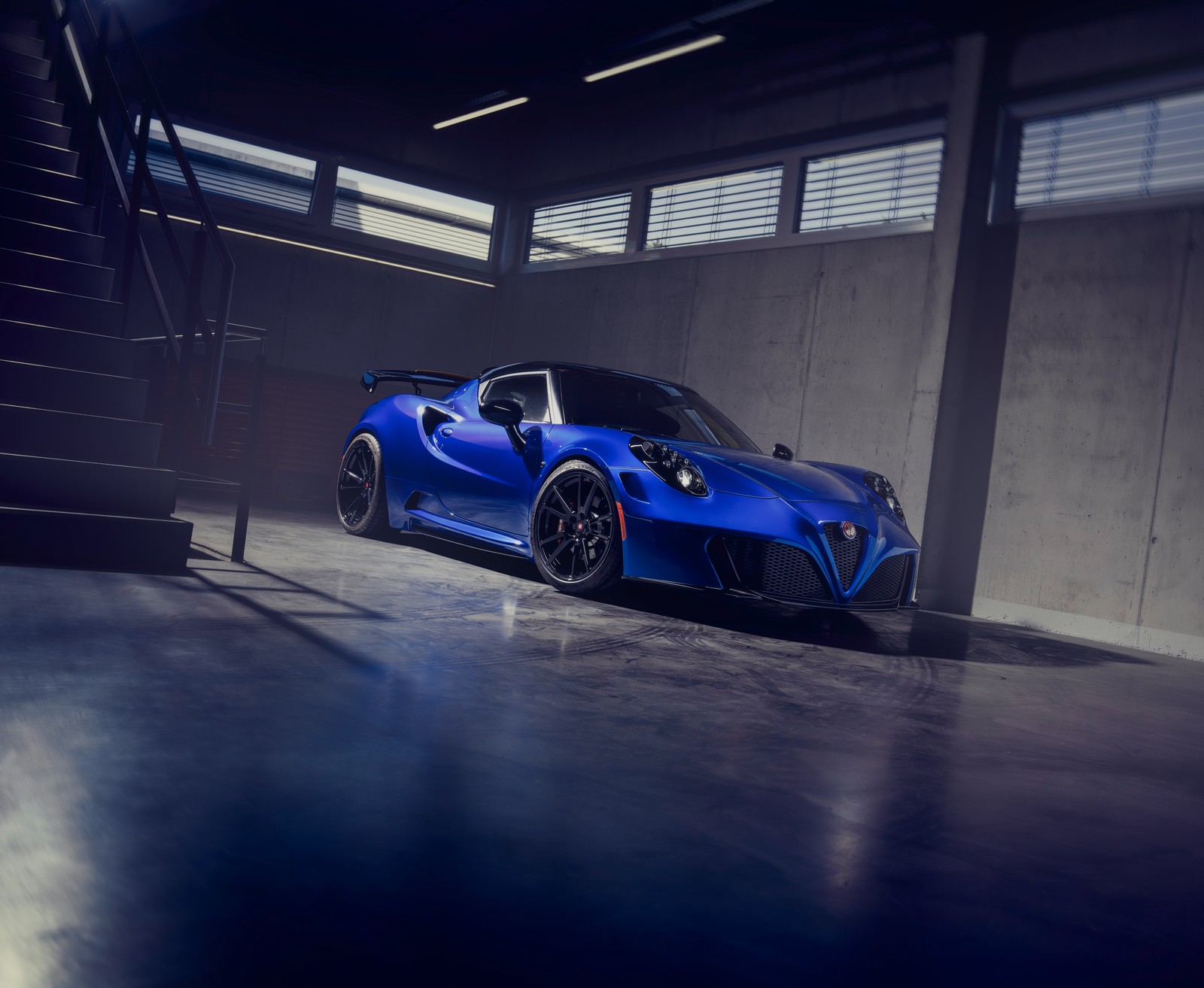 Um close de um carro esportivo azul estacionado em uma garagem (alfa romeo 4c by pogea racing, pogea racing 4c racecar, 2022, 5k, 8k)