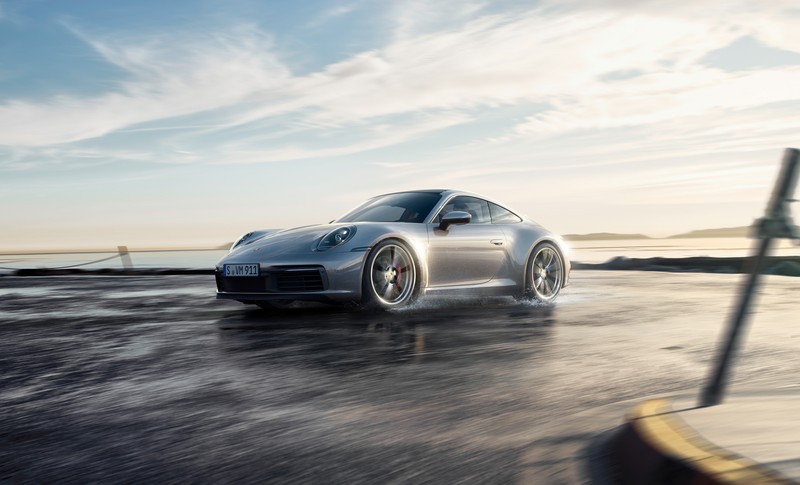 Серебристый porsche 911 gt едет по мокрой дороге (porsche, машина, спортивный автомобиль, суперкар, обод)