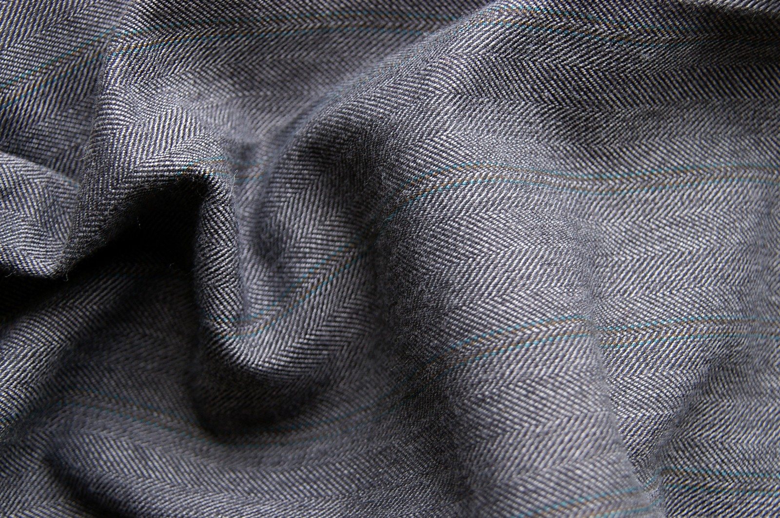 Nahaufnahme eines blauen stoffes mit einem heringmuster (textilien, schwarz, seide, muster, design)