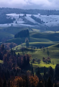 Paisagem serena de montanha com colinas onduladas e montanhas majestosas