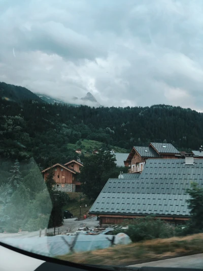 Malerisches Hochlandviertel, eingebettet zwischen Gebirgen