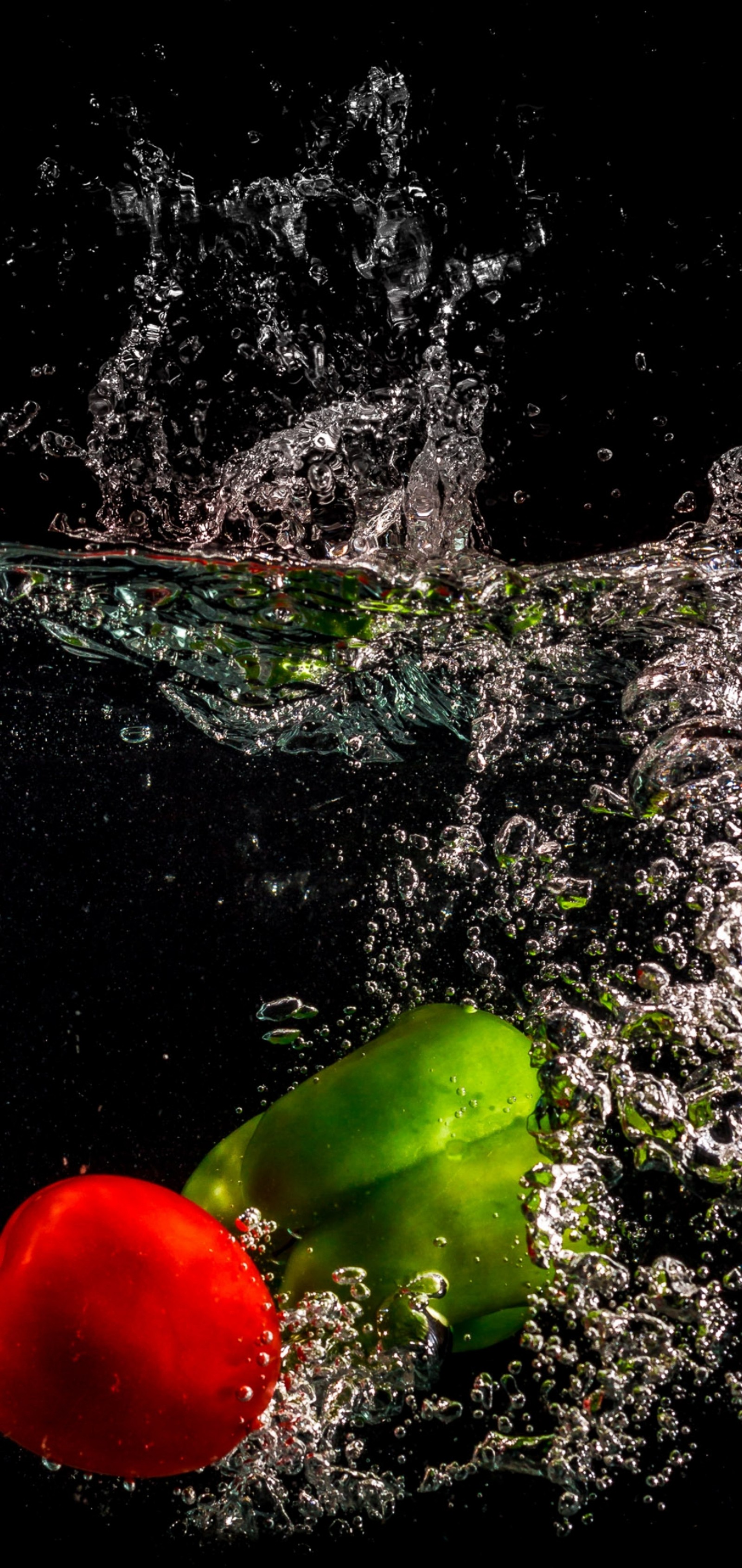 Hay un pimiento rojo y un pimiento verde en el agua (agua, tierra, hermoso, naturaleza, planta terrestre)