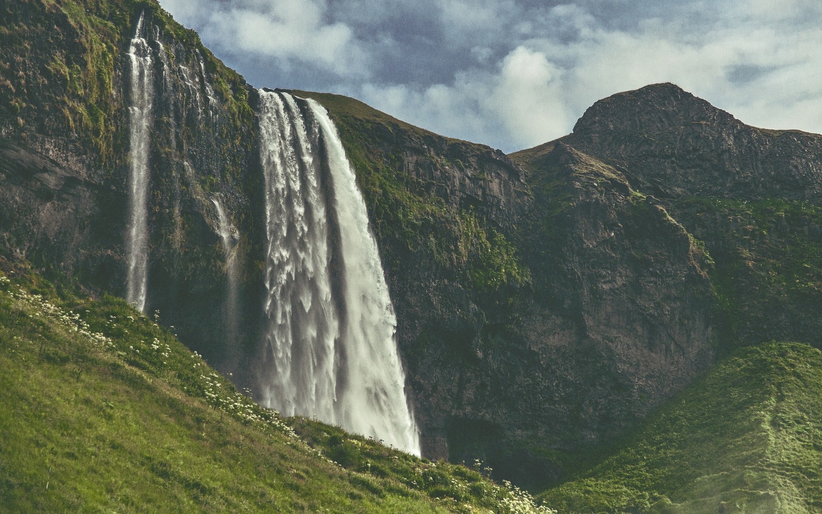 Ein wasserfall, der die bergseite hinunterfließt (wasserfall, natur, hochland, wasserressourcen, berg)