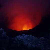 Brillo majestuoso de una erupción de volcán escudo