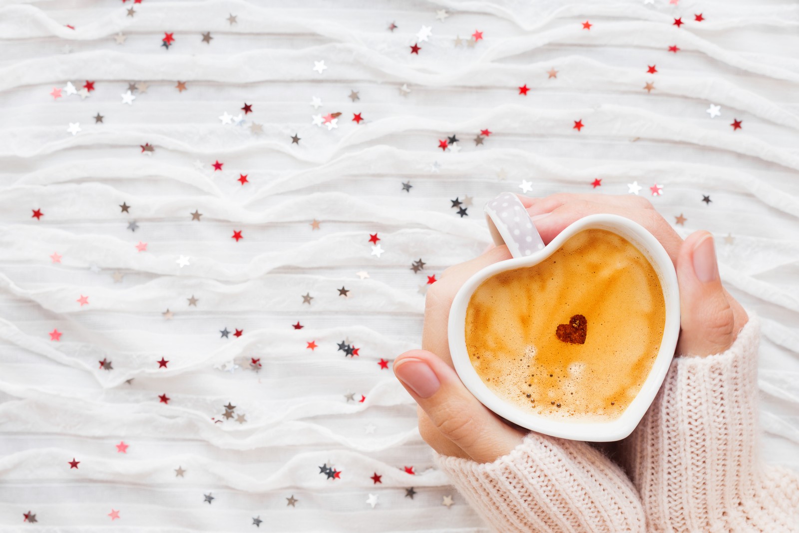 Alguien sosteniendo una taza de café en sus manos con un corazón en ella (café, taza de café, comida, corazón, plato)