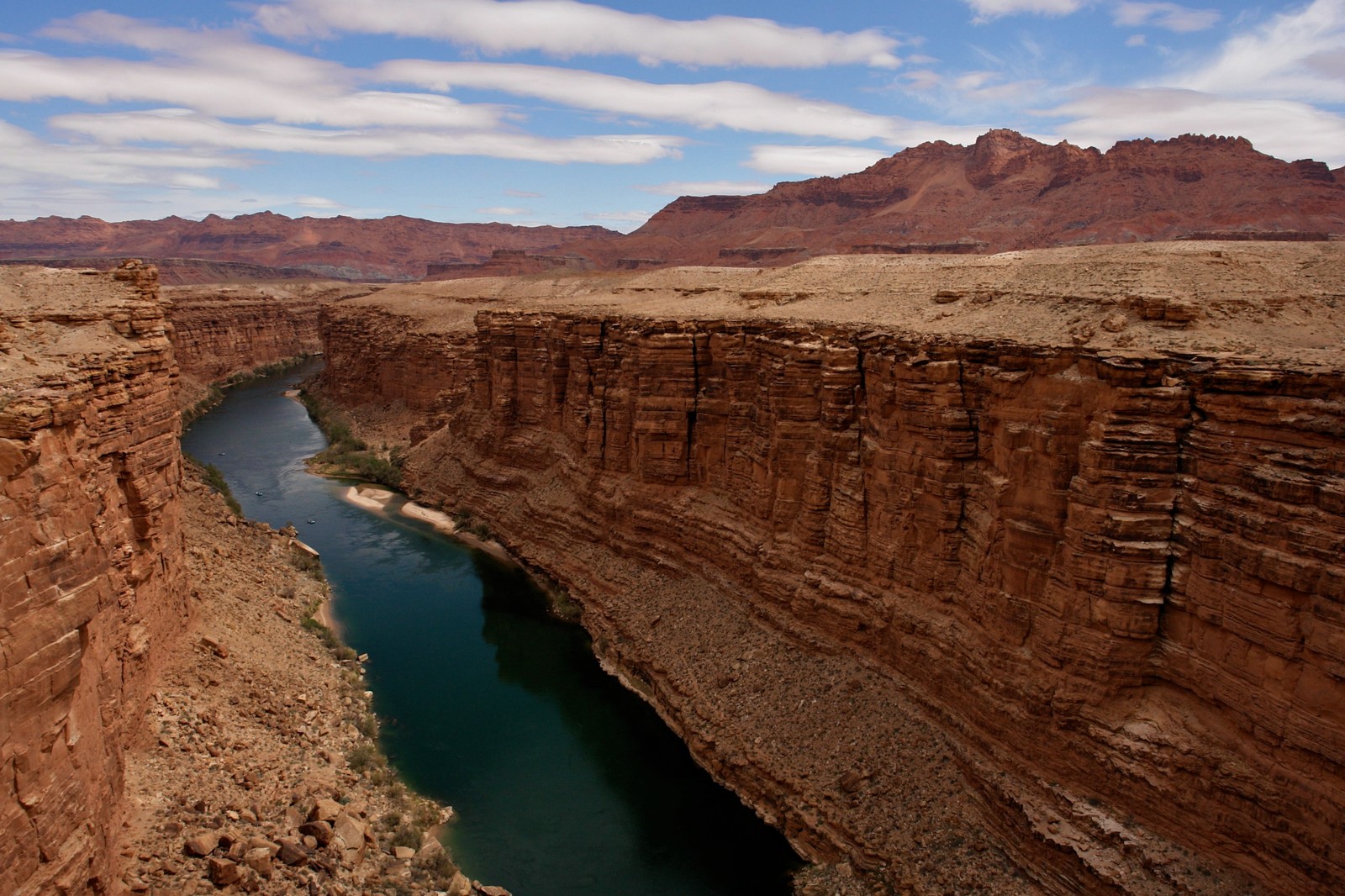 Cânion com um rio correndo através dele no meio de um deserto (rio colorado, parque nacional, grand canyon, cânion, las vegas)