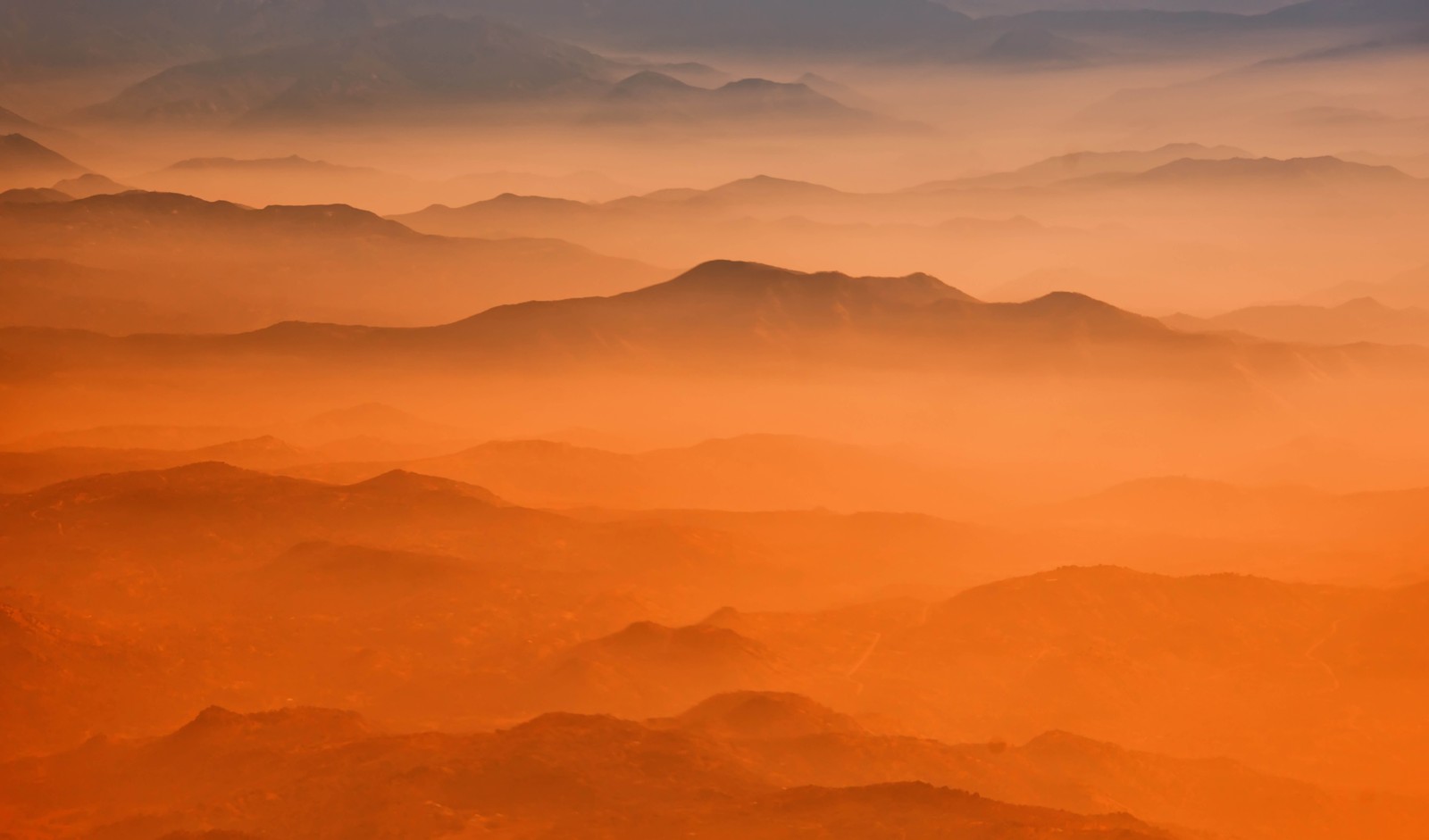 Vue arabe d'une chaîne de montagnes avec un ciel brumeux (vallée de yosemite, yosemite valley, californie, california, montagnes de la sierra nevada)