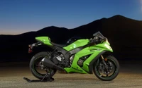 Superbike Kawasaki Ninja en verde vibrante contra un atardecer desértico