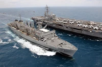 USS Ronald Reagan e navio de apoio rápido manobrando no mar