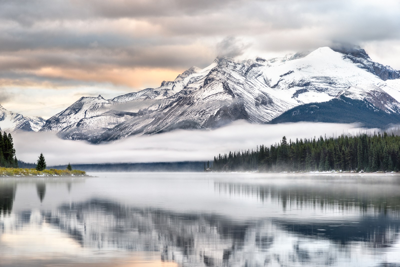 Berge spiegeln sich im wasser eines sees mit einem berg im hintergrund (jasper, spirit island, banff nationalpark, banff national park, natur)