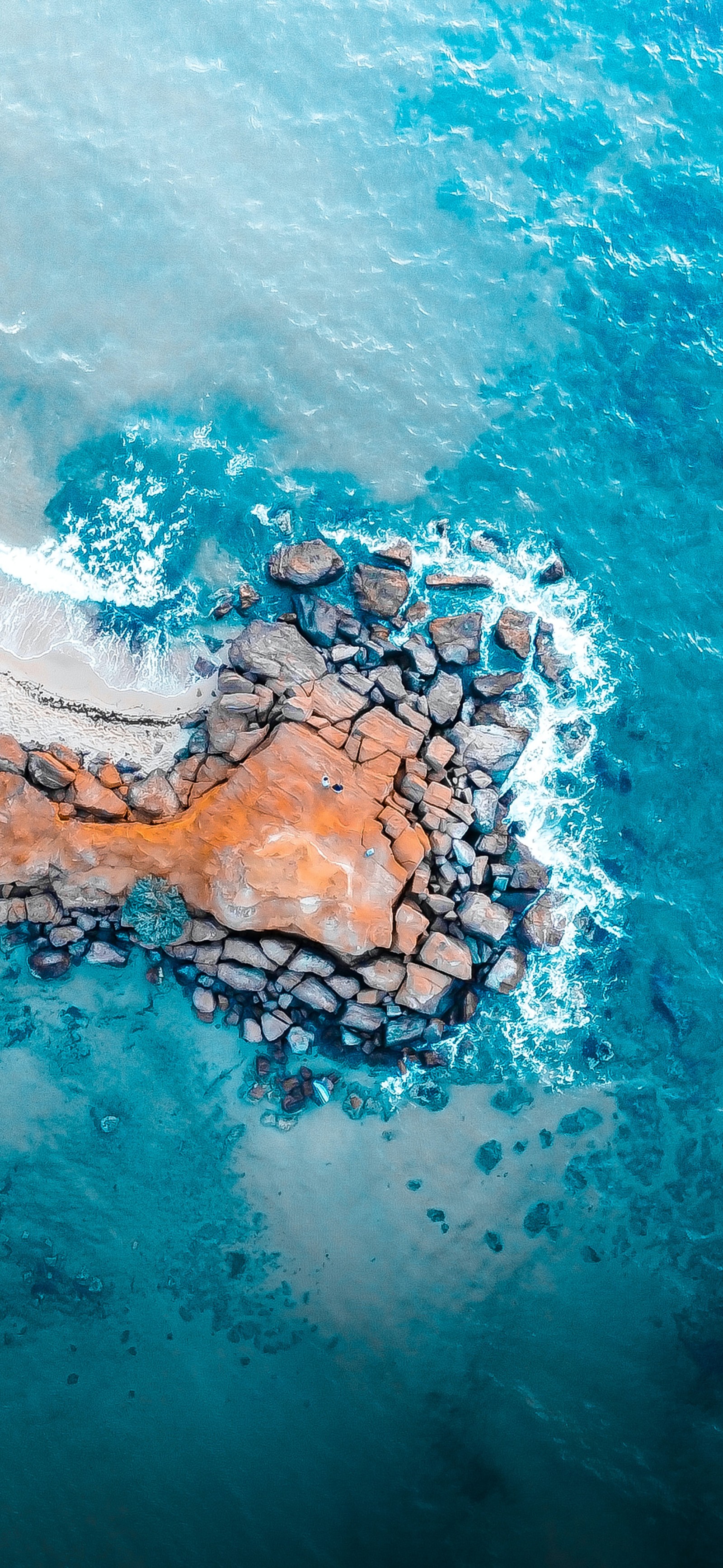 Vogelperspektive auf einen strand mit einer felsformation im wasser (wasser, gemälde, kunst, gefärbt, spotify)