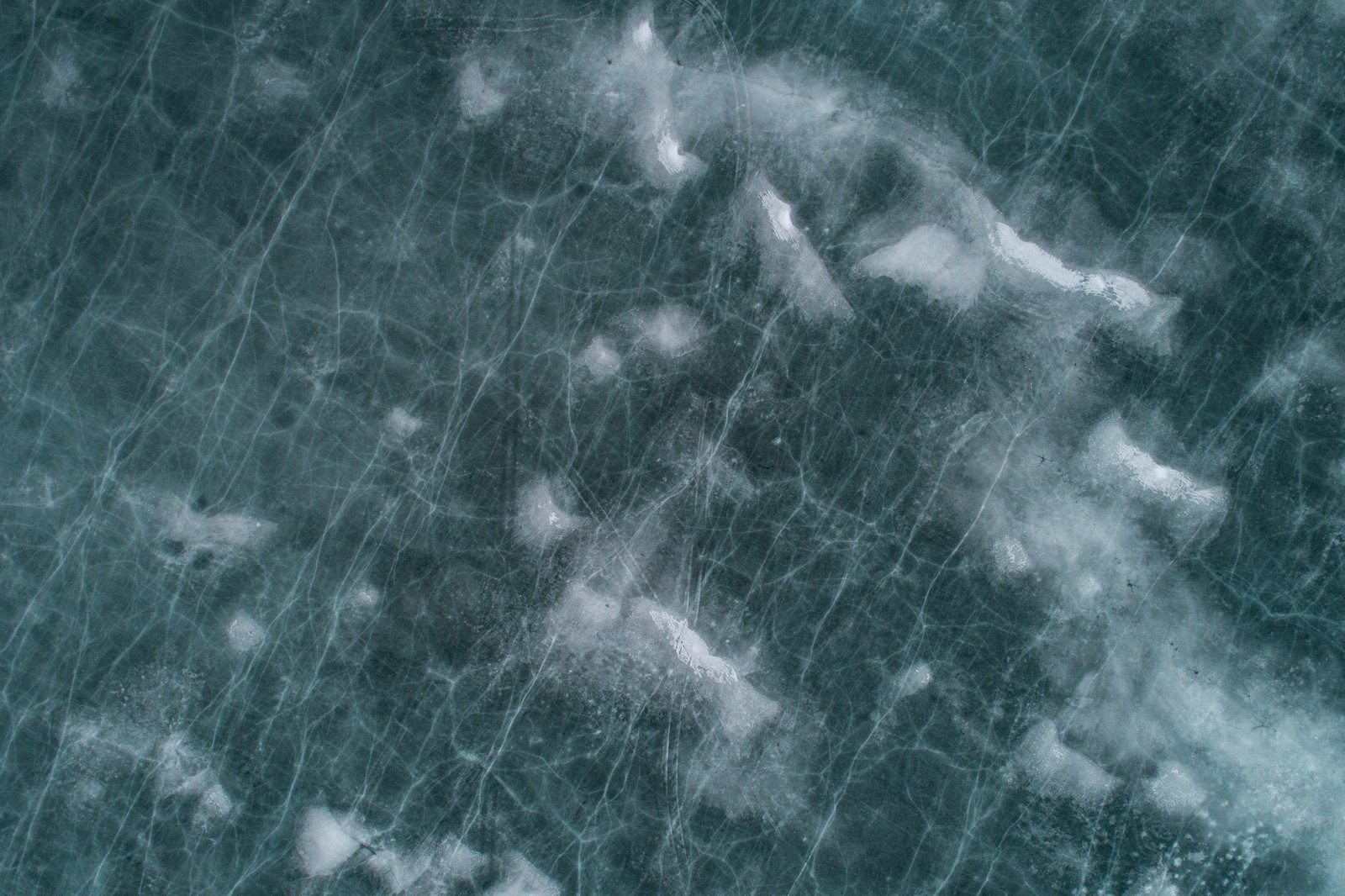 Vue d'ensemble d'un lac gelé avec un bateau dans l'eau (eau, atmosphère, espace, vague, vague de vent)