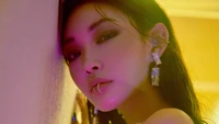 Chungha : Élégance captivante dans une lueur colorée