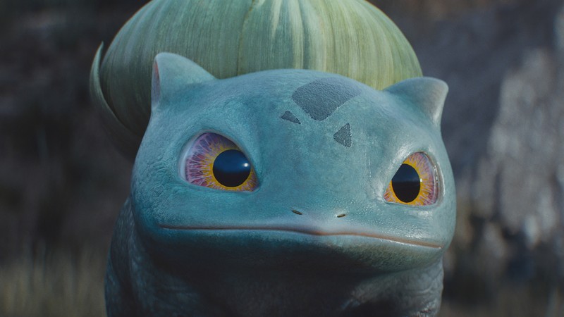 Крупный план синего и зеленого покемона с зеленой головой (бульбазавр, bulbasaur, покемон детектив пикачу, pokemon detective pikachu, фильм)