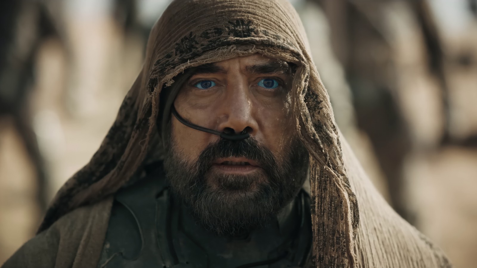 Un homme avec une barbe et une barbe dans une zone désertique (dune partie deux, film, javier bardem, stilgar)