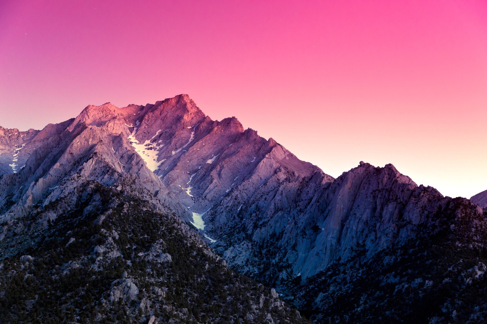 Des montagnes enneigées avec un ciel rose en arrière-plan (sierra nevada, esthétique, californie, california, montagnes)