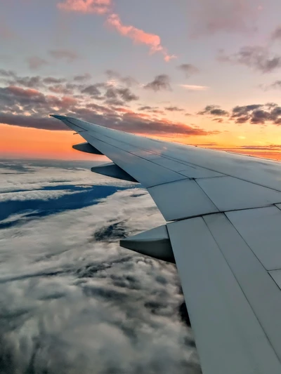 Atardecer sereno sobre las nubes: Un vistazo desde el ala