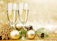 Eleganter Champagnertoast umgeben von festlichen Weihnachtsdekorationen