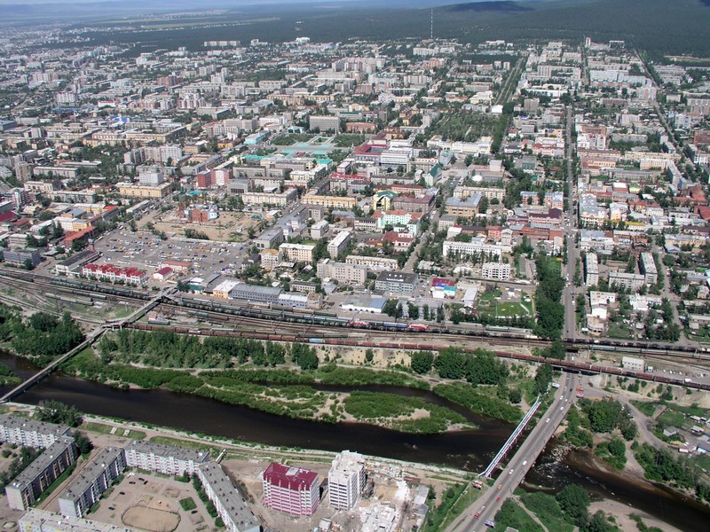 Вид сверху на город с рекой и поездом (город, городская территория, жилой район, пригород, водный путь)