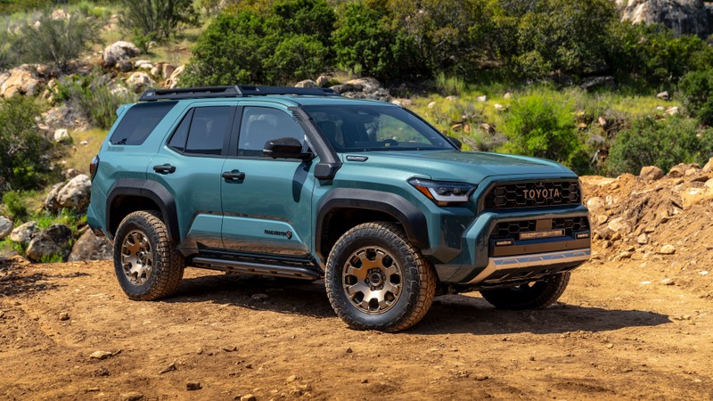 Синий toyota tacoma припаркован на грунтовой дороге (toyota 4runner trailhunter, 2025, 5k, 8k, машины)