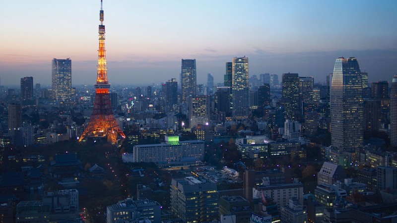 Аэроснимок города на закате с высоким зданием (токийская башня, tokyo tower, башня, городской пейзаж, город)