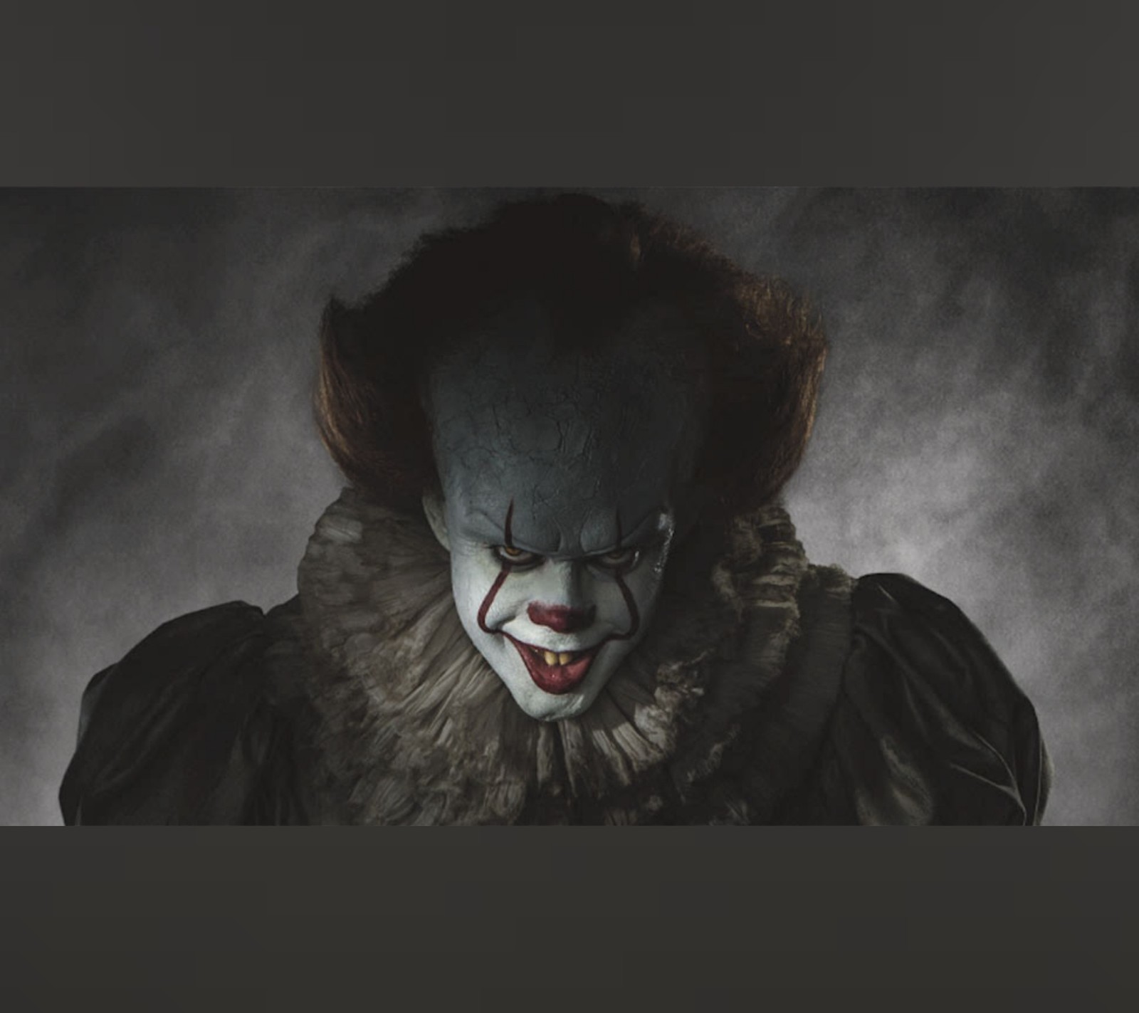 Ein verschwommenes bild eines gruseligen clowns mit gruseligem blick (2017, clown, it, pennywise, pennywise der tanzende clown)