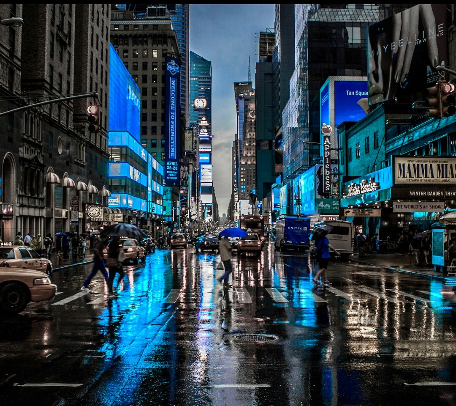 Rue de la ville arafed avec des gens marchant et des voitures par un jour de pluie (ville, ny)