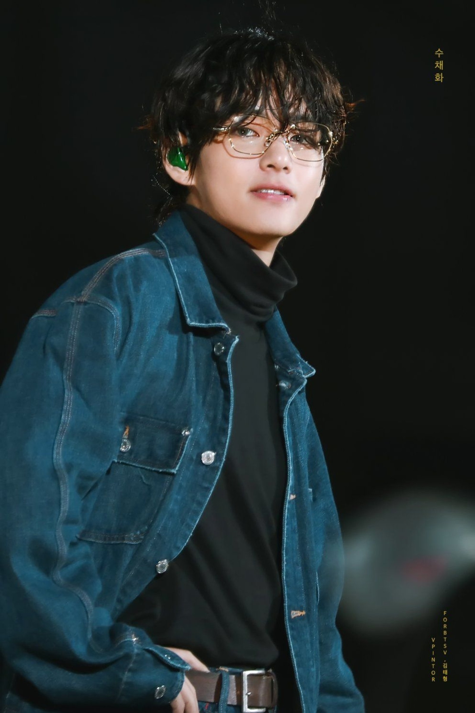 Un primer plano de una persona con gafas y una chaqueta (bts, kim, taehyung)