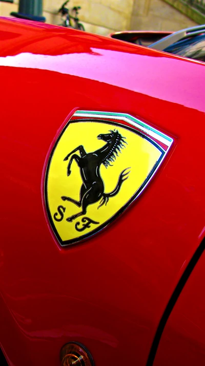 Emblema da Ferrari em um carro esportivo vermelho